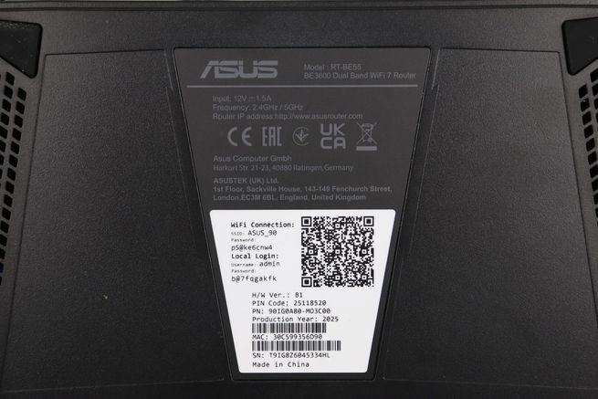 Pegatina del router ASUS RT-BE55 con datos de acceso al Wi-Fi y al firmware.