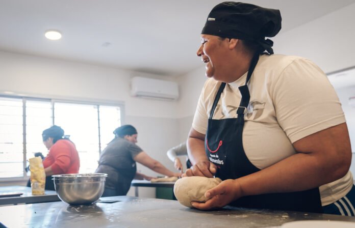 Apoyado por el municipio, la Cocina Escuela Solidaria del Banco de Alimentos de Córdoba capacita a comedores y merenderos