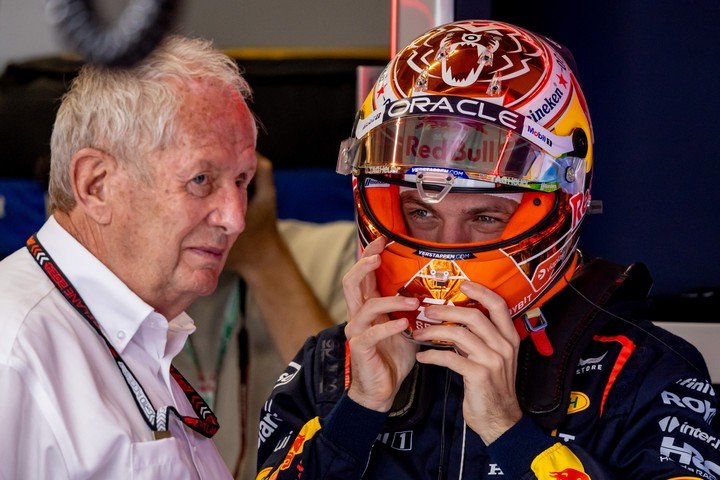 Helmut Marko junto a Max Verstappen. El asesor estuvo en sus cuatro títulos. (EFE/EPA/MARTIN DIVISEK)