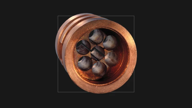 Imagen del magnetrón de cavidad original de 1940. Muestra una pieza metálica redonda con siete orificios en su interior.