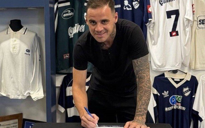 Ariel Kippes firmando su contrato con Quilmes.