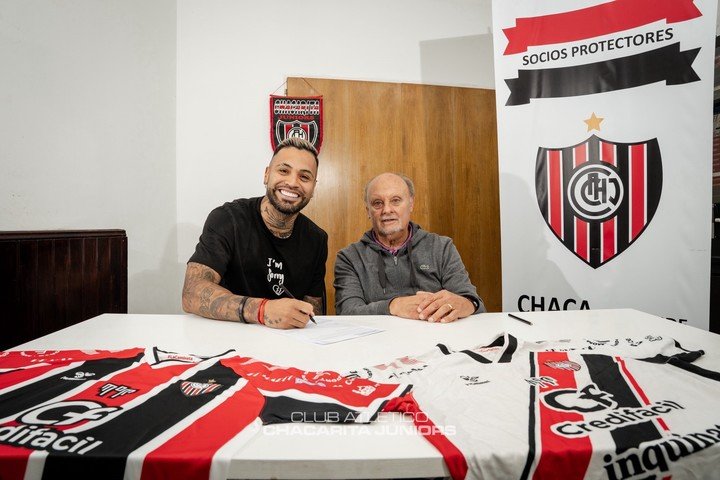 Julián Velázquez puso la firma hasta diciembre del 2026 (Foto: Prensa Chacarita)