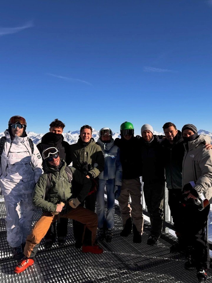 De los que están parados, de izquierda a derecha, Norris es el segundo, Fenestraz el tercero y Martin Garrix, el sexto.