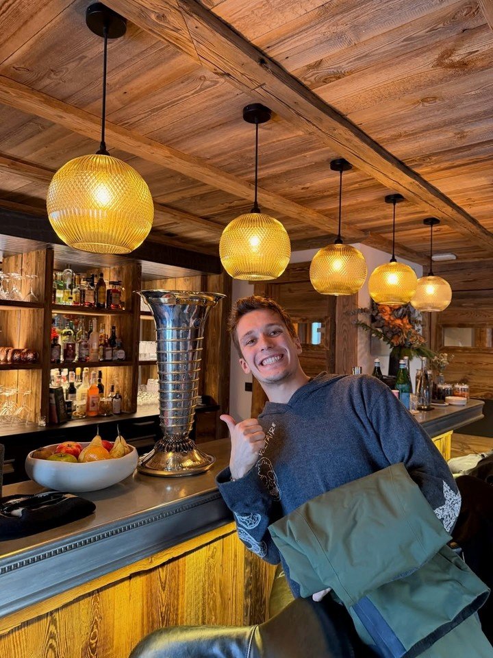 Sacha con la copa del campeonato de pilotos de la F1.