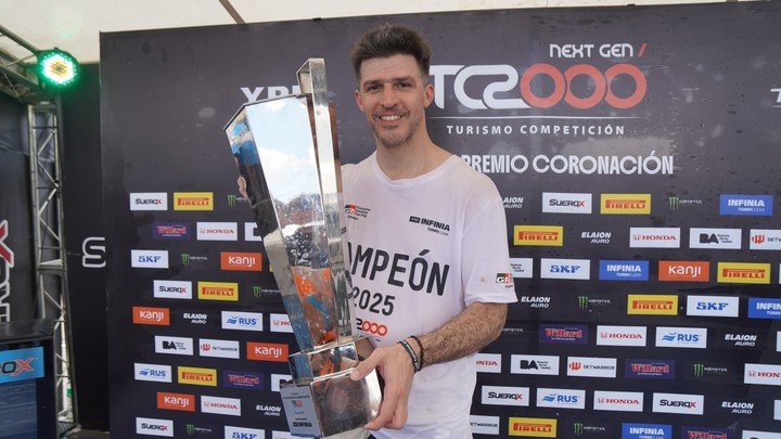 Matías Rossi en la zona mixta con la copa del campeón de TC2000 2025.