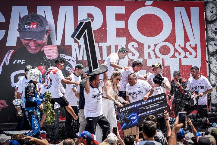 El festejo de Matías Rossi con el equipo en el podio de Junín. 