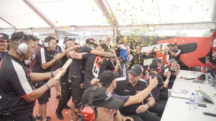 El festejo del equipo Toyota Gazoo Racing YPF INFINIA tras el título de Matías Rossi.