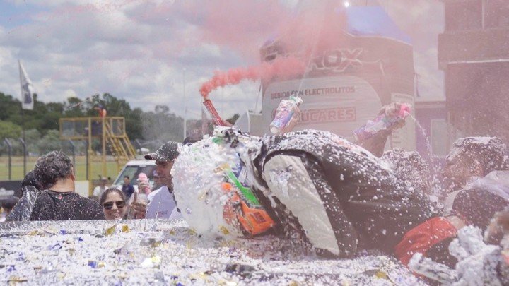 Matías Rossi y su descarga sobre el techo del Toyota Corolla Cross.