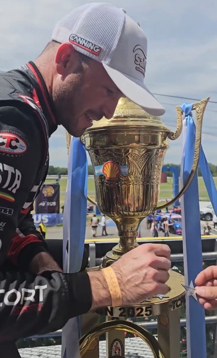 Agustín Canapino colocando la estrella de campeón 2025 del TC Pick Up en la copa.
(@actcargentina en IG). 
