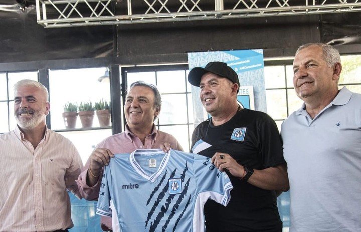 Marcelo Vázquez en su presentación. (Foto: Estudiantes RC)
