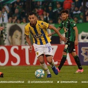 Juega en el Ascenso, fue campeón de la Sudamericana y renueva con su club