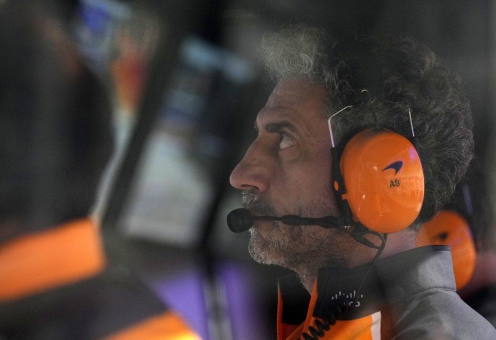  Andrea Stella sigue la carrera (EFE).