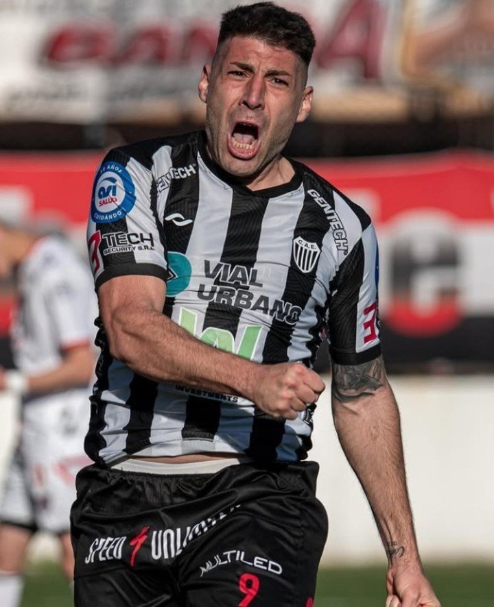 Mateo Acosta fue uno de los pilares de Estudiantes de Caseros en 2025.