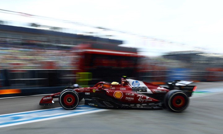 Hamilton, con ganas de volver a subirse a la Ferrari en 2026. (REUTER)