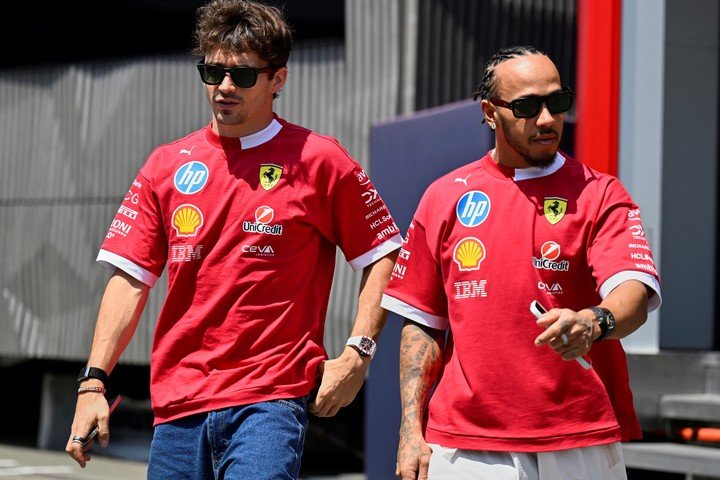 Leclerc y Hamilton, la dupla que repetirá Ferrari la temporada que viene. (AP)