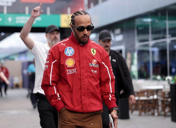 Hamilton no alcanzó el nivel esperado con el overol rojo. (REUTER)