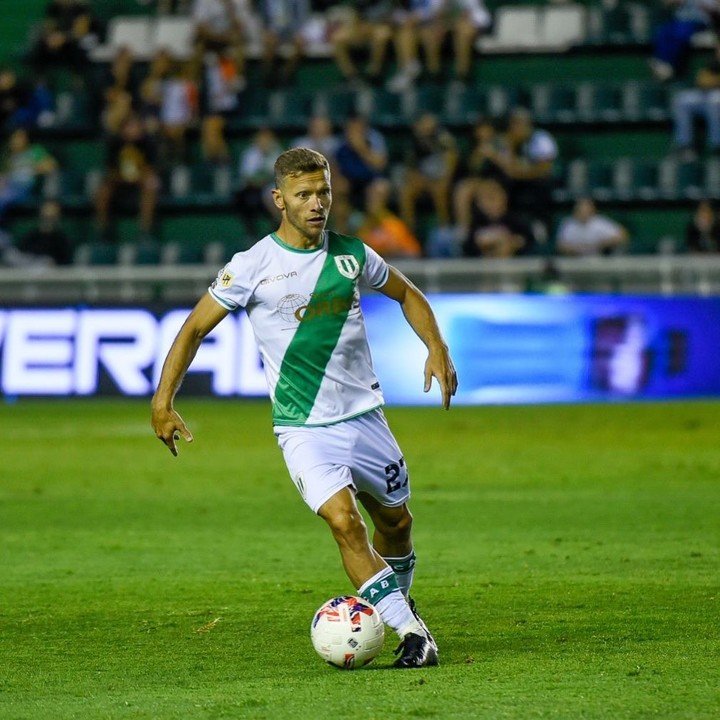 Nicolás Domingo mostró su buen fútbol en Banfield.