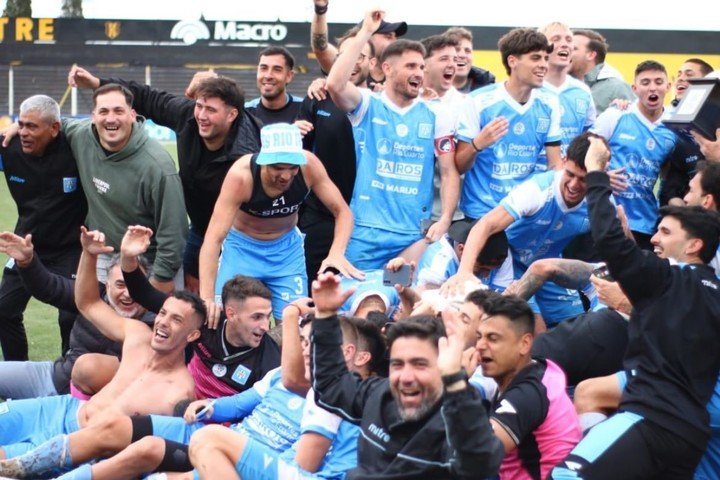 Estudiantes de Río Cuarto festeja: jugará en Primera tras 40 años (Prensa Estudiantes de Río Cuarto).