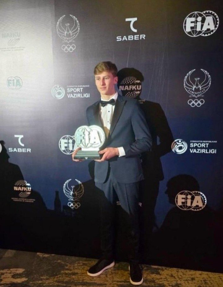 Gino Trappa fue premiado por la FIA y posó con el trofeo de campeón de la Fórmula 4 CEZ.