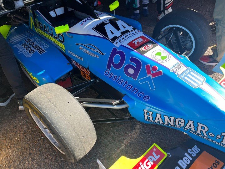 El auto de Seba Caram lució el escudo de Racing.