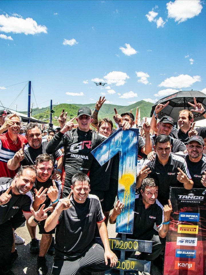 Los festejos de Emiliano Stang y su equipo tras ganar la final del TC2000 en la fecha anterior en Salta.
