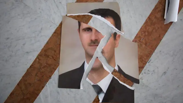 Un retrato roto de Bashar Al Assad, aparentemente arreglado, se ve dentro del Palacio Presidencial el 10 de diciembre de 2024 en Damasco, Siria. 
