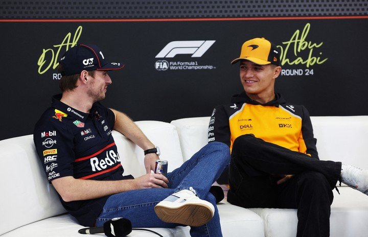 Máxima relajación para Max en la previa del GP de Abu Dhabi. (REUTERS/Jakub Porzycki).