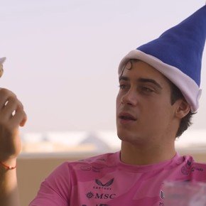 Franco Colapinto jugó al amigo invisible: regalo argento para un inglés y el tierno muñequito de Tsunoda