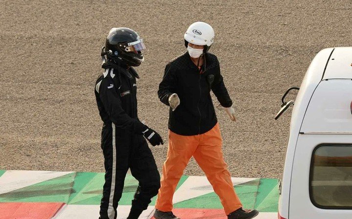 Doohan es escoltado hacia la ambulancia. (Foto: Auto Sport)