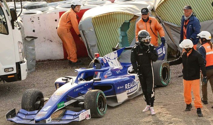 El de Australia se retira de su coche tras el accidente. (Foto: Auto Sport)