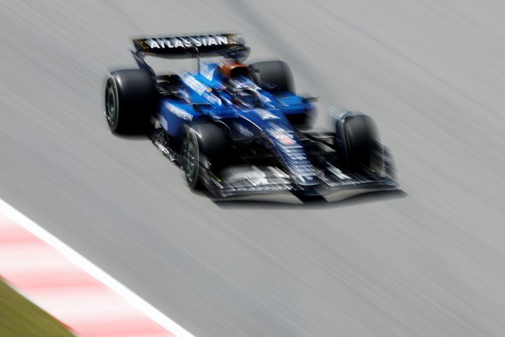 Martins, corriendo con el auto de Albon en Barcelona. (AP Photo/Joan Monfort)