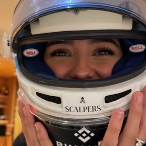 La foto de Franco Colapinto que encendió las redes: quién es Maia Reficco, la chica que se puso su casco