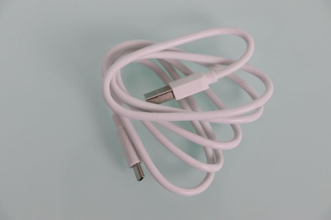 Cable USB tipo C a USB tipo A para configurar desde cero la cámara Reolink TrackFlex Floodlight WiFi.