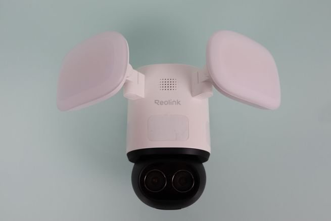 Cámara IP de exterior Reolink TrackFlex Floodlight WiFi con focos LED.