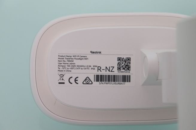 Pegatina de la cámara Reolink TrackFlex Floodlight WiFi con el código QR y SN.