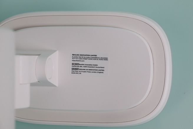 Datos de la empresa Reolink en el foco derecho de la Reolink TrackFlex Floodlight WiFi.