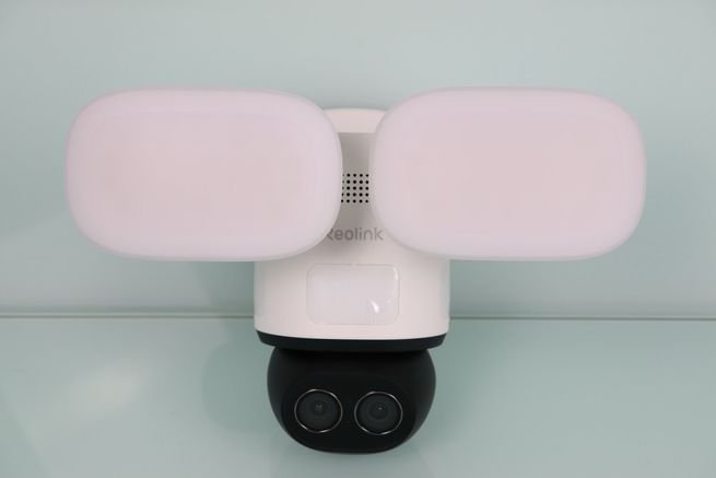 Frontal de la cámara Reolink TrackFlex Floodlight WiFi con los dos focos LED.