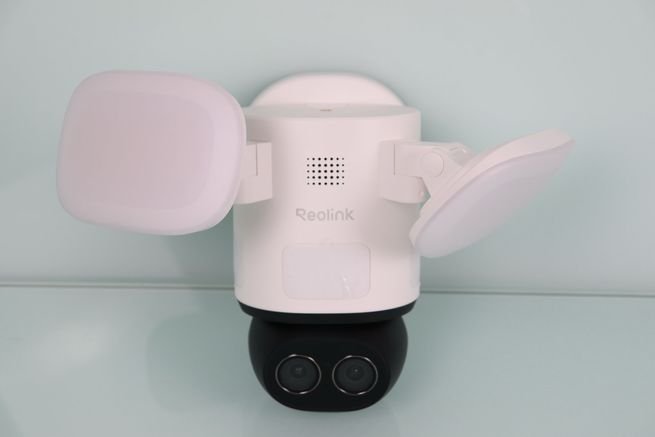 La cámara Reolink TrackFlex Floodlight WiFi permite orientar sus focos LED donde queramos.