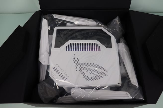 Interior de la caja del router gaming ASUS GT-BE19000AI.