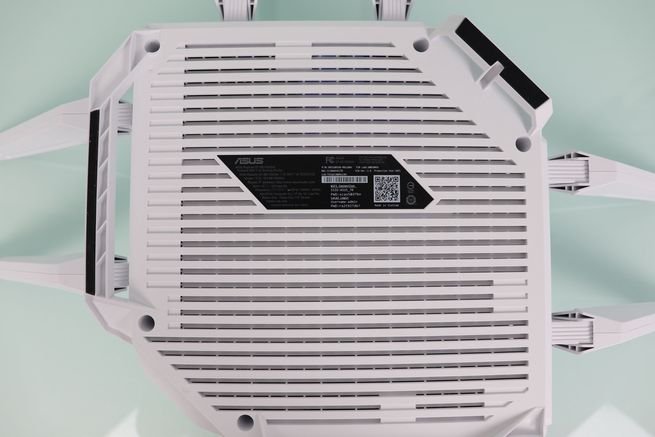 Zona inferior del router gaming ASUS GT-BE19000AI con rejilla de ventilación y pegatina.