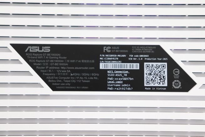 Pegatina del router ASUS GT-BE19000AI con modelo, características eléctricas, MAC, número de serie, QR y más.