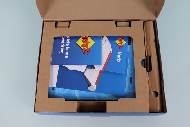 Interior de la caja del router de fibra FRITZBox 5690 XGS.