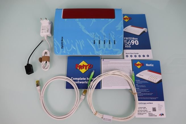 Contenido de la caja del router de fibra FRITZBox 5690 XGS en detalle.
