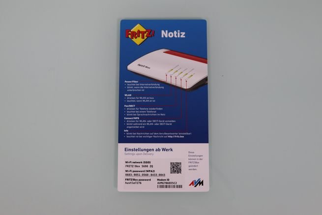 Detalle del SSID y contraseñas predeterminadas en el router FRITZBox 5690 XGS.