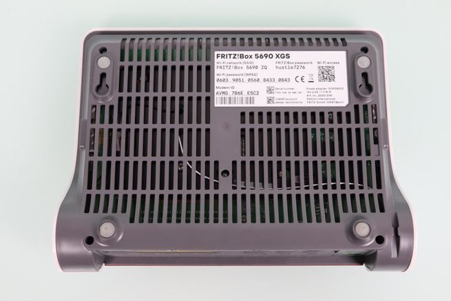 Zona trasera del router de fibra FRITZ!Box 5690 XGS.