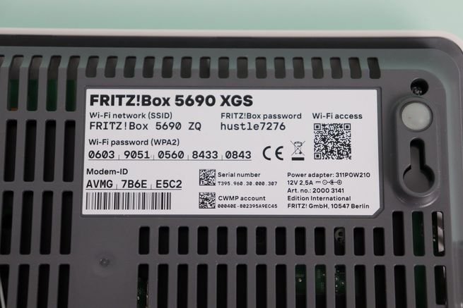 Pegatina del router de fibra FRITZ!Box 5690 XGS en detalle.