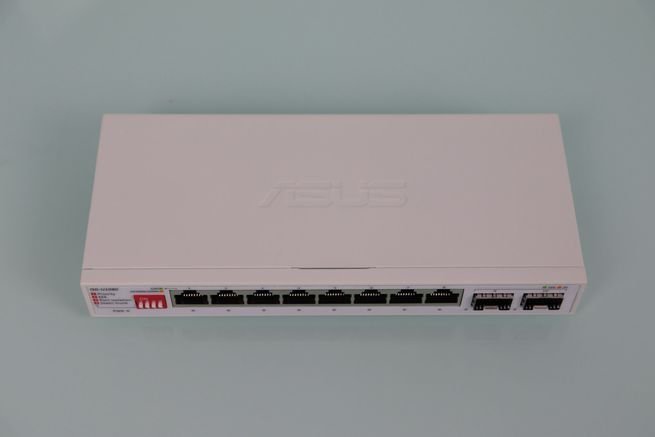 Zona superior del switch ASUS QG-U1080 con el logo de ASUS.