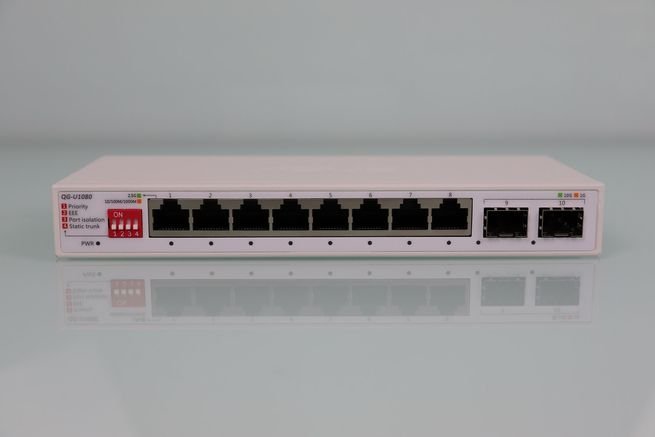 Frontal del switch no gestionable ASUS QG-U1080 con todos los puertos Ethernet y SFP+.