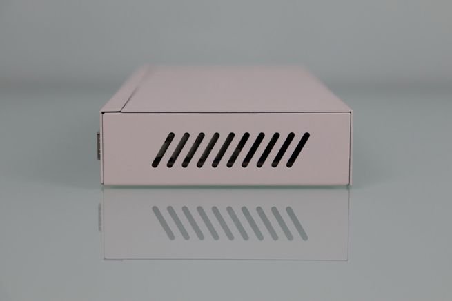 Lateral derecho del switch ASUS QG-U1080 con la rejilla de ventilación.