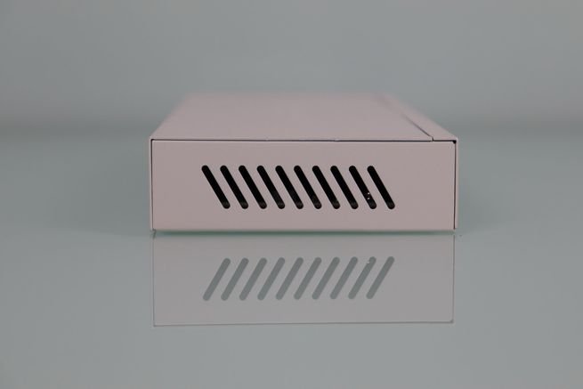 Lateral izquierdo del switch no gestionable ASUS QG-U1080 en detalle.